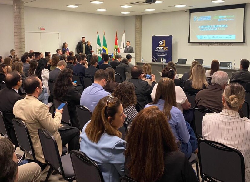 profissionais-da-contabilidade-e-do-direito-se-reunem-na-etapa-1-do-xiv-seminario-catarinense-sobre-atualidades-juridico-contabeis-em-chapeco