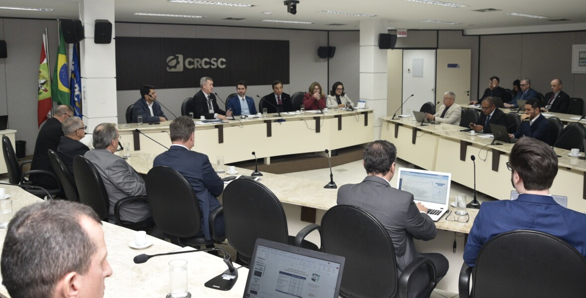 procurador-geral-do-estado-prestigia-plenaria-do-crcsc-marcada-por-homenagens-e-reconhecimentos