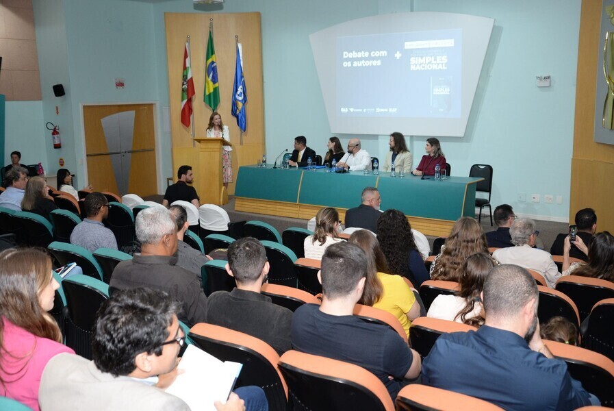 debate-com-autores-de-livro-sobre-o-simples-nacional-marcou-abertura-do-mes-do-contador-no-crcsc