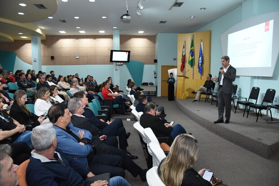 centenas-de-pessoas-acompanham-palestra-sobre-reforma-tributaria-no-crcsc