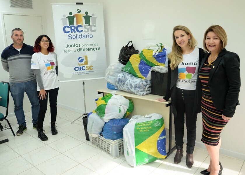 representantes-do-crcsc-realizam-entrega-das-doacoes-arrecadadas-na-campanha-do-agasalho-2022