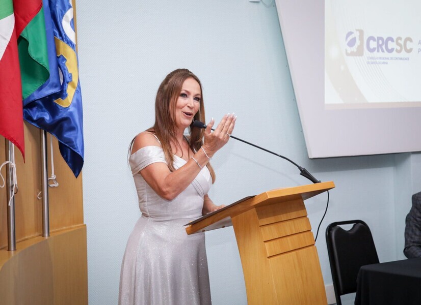 crcsc-reconduz-a-contadora-marisa-schvabe-a-presidencia-em-solenidade-prestigiada-por-autoridades-do-ambito-estadual-e-federal